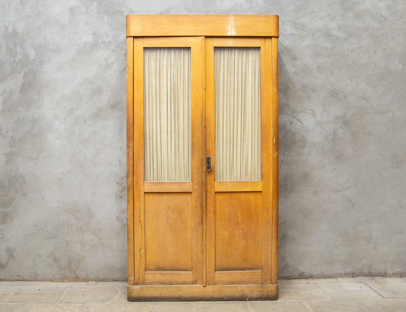 Старинный книжный шкаф