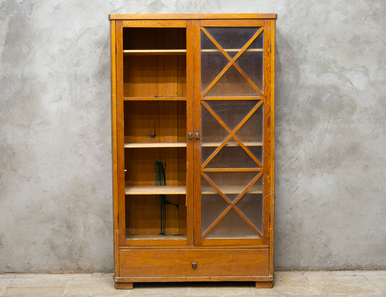 Старинный книжный шкаф