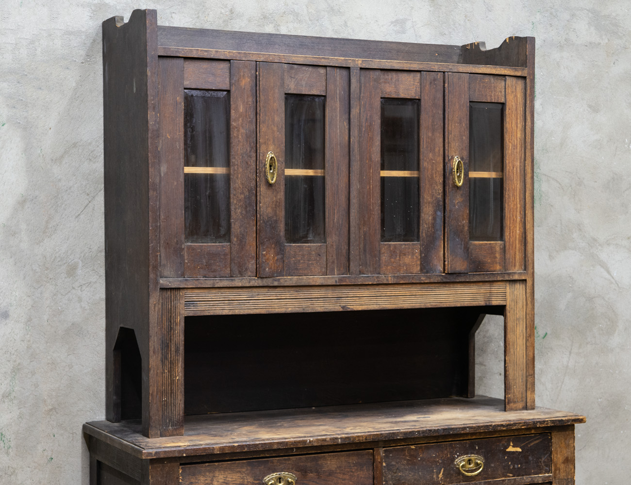 Старинный дубовый буфет