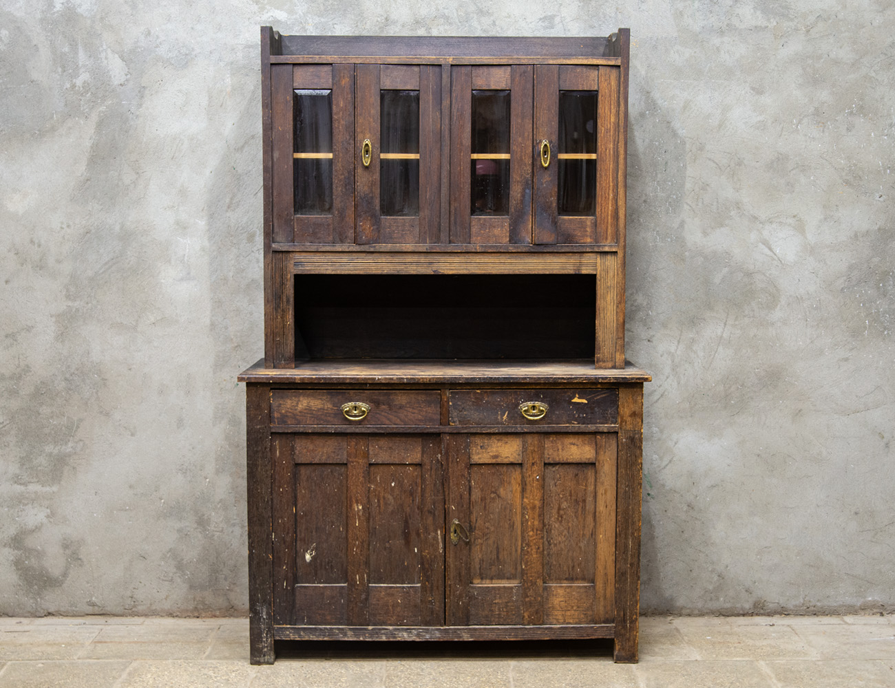 Старинный дубовый буфет