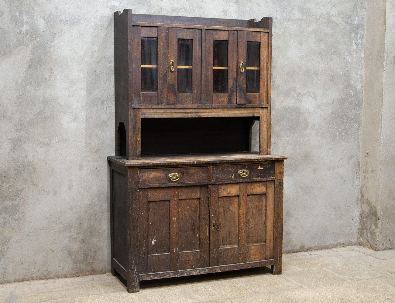 Старинный дубовый буфет