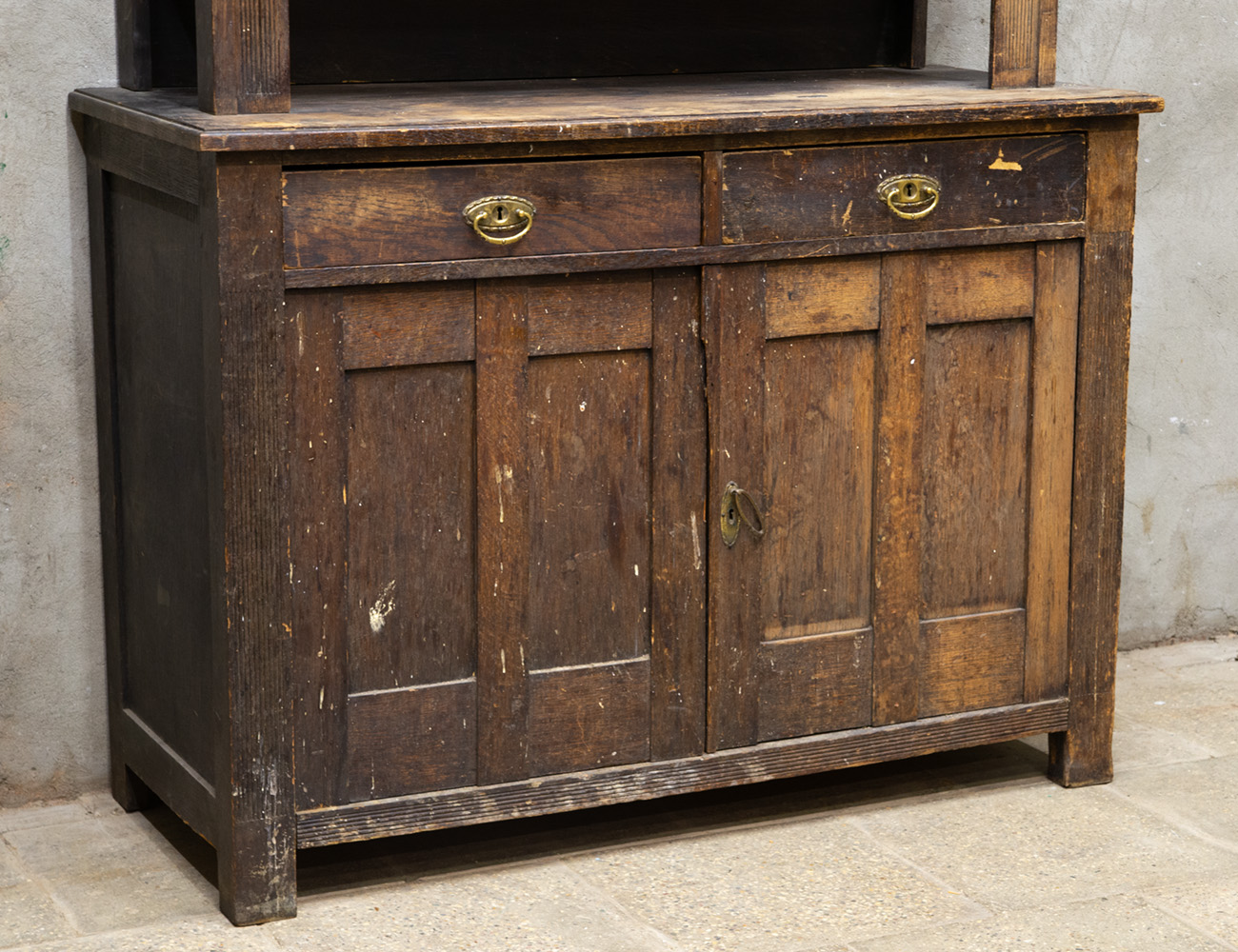 Старинный дубовый буфет