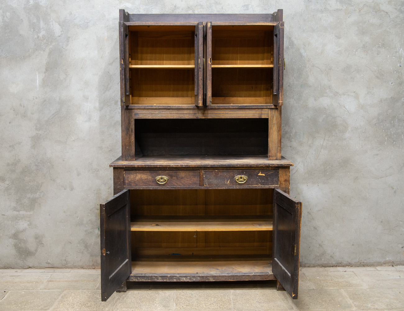 Старинный дубовый буфет