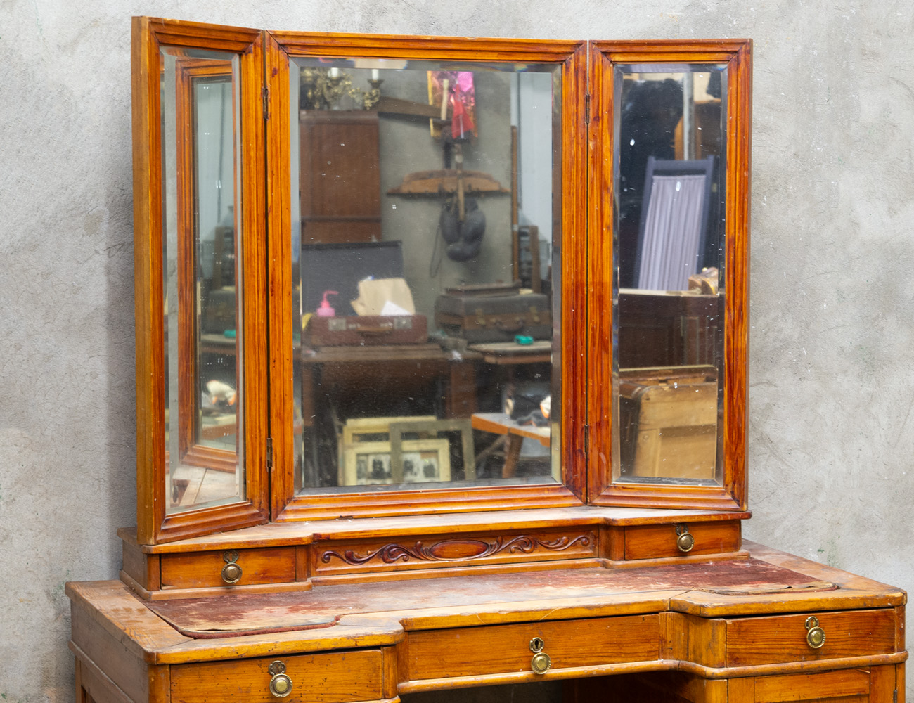 Старинный туалетный стол