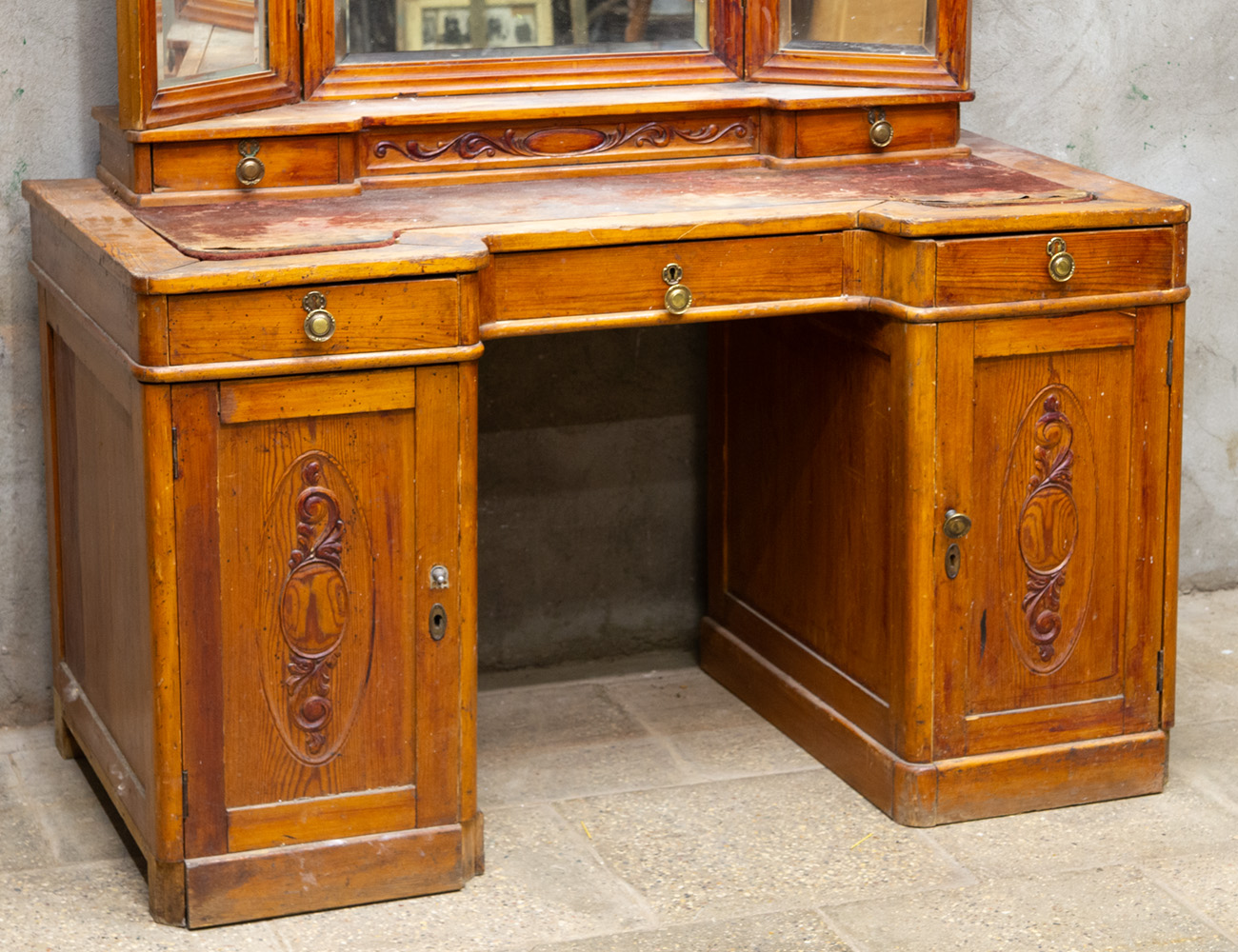 Старинный туалетный стол