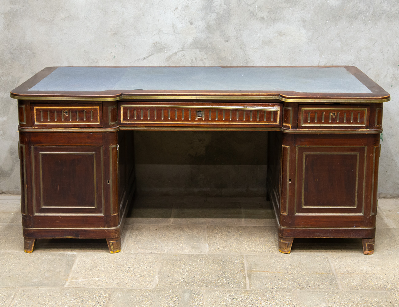 Старинный письменный стол в стиле Жакоб