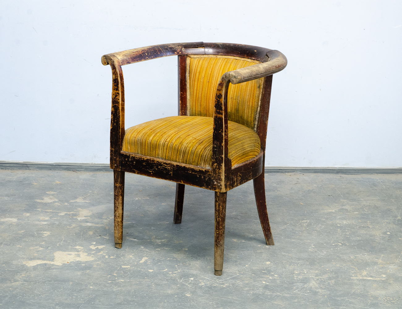 Старинное кресло