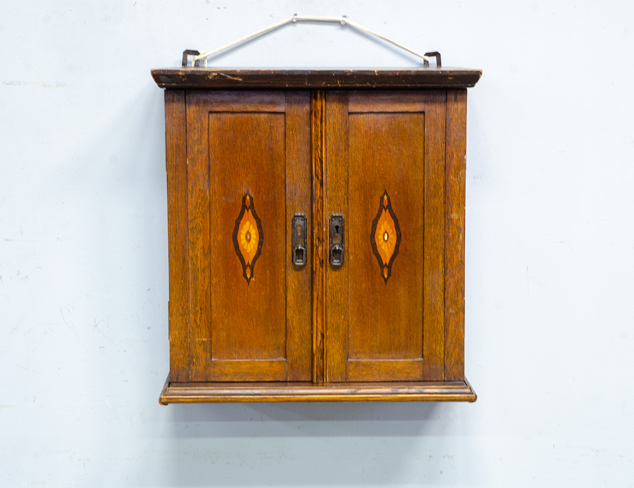 Старинный дубовый навесной шкафчик