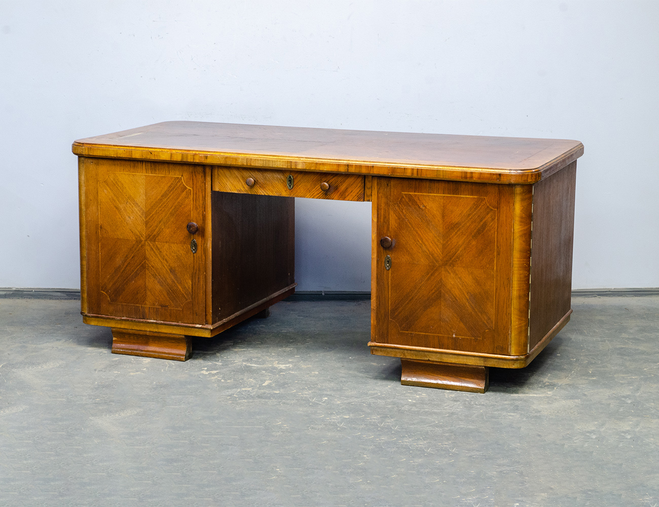 Старинный письменный стол