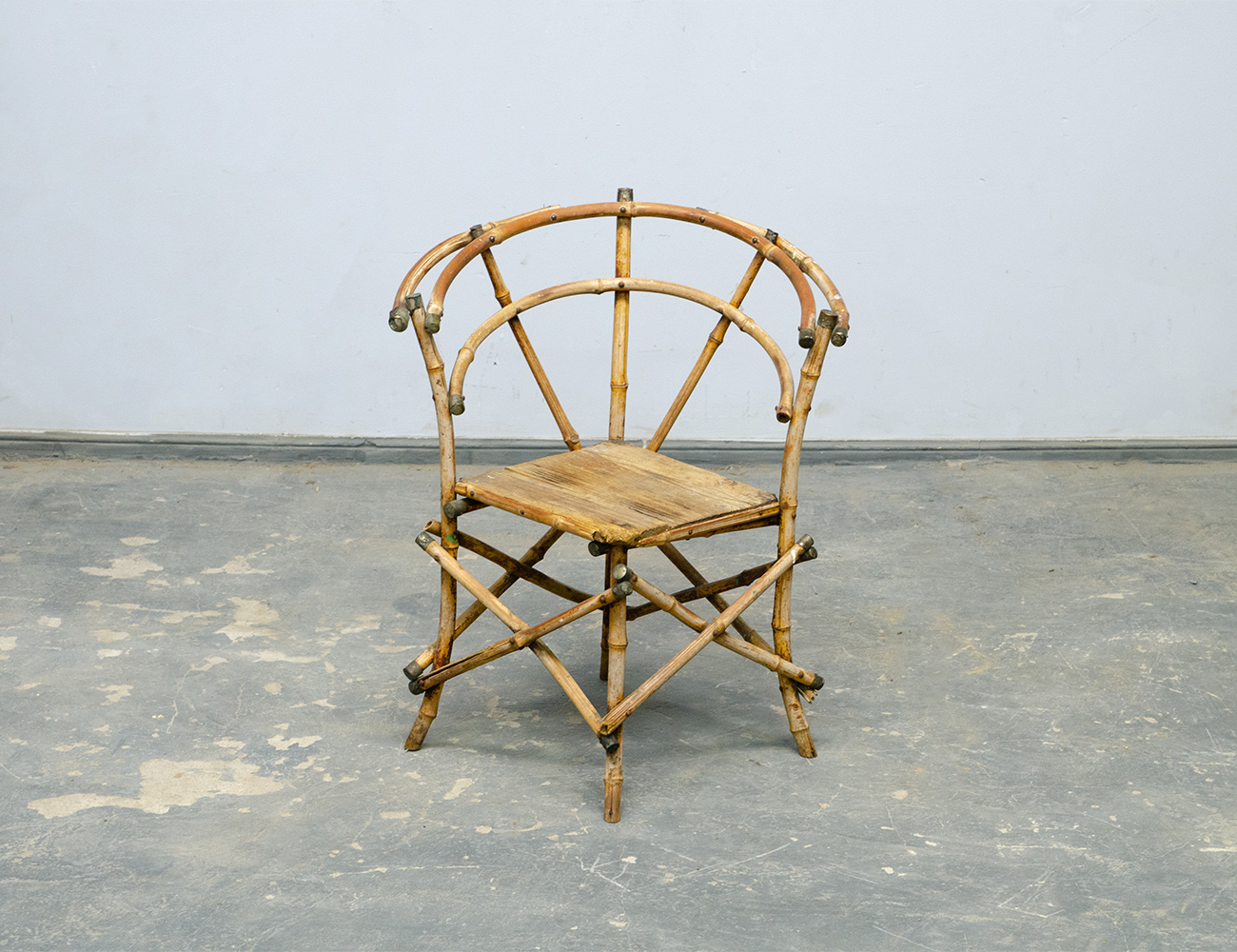 Старинное угловое бамбуковое кресло
