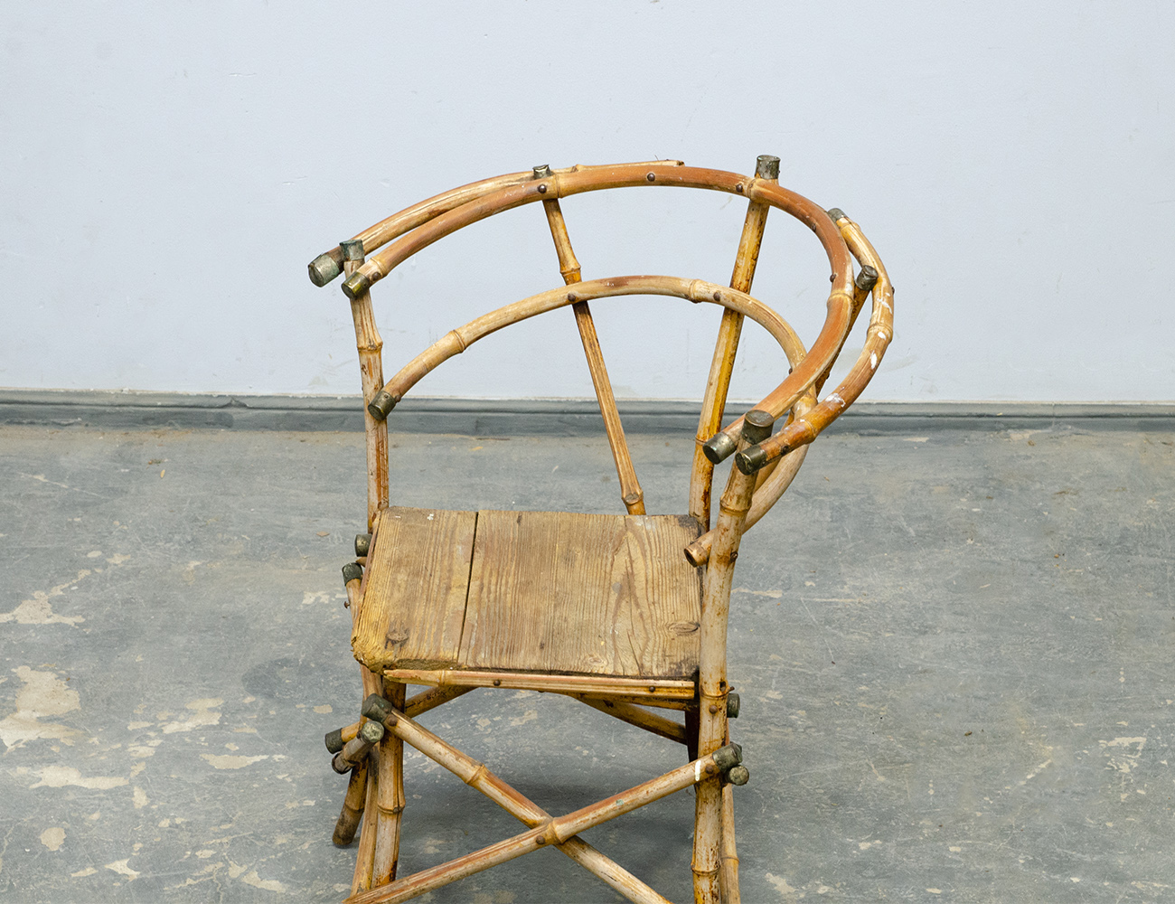 Старинное угловое бамбуковое кресло