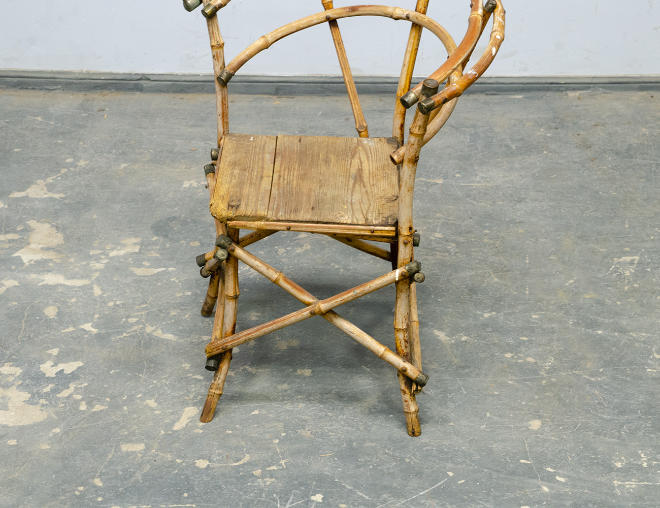 Старинное угловое бамбуковое кресло