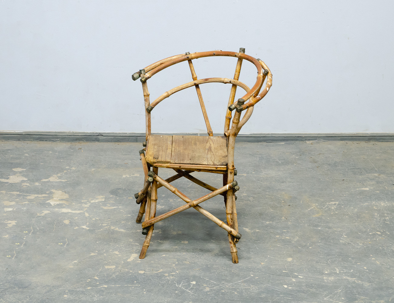 Старинное угловое бамбуковое кресло