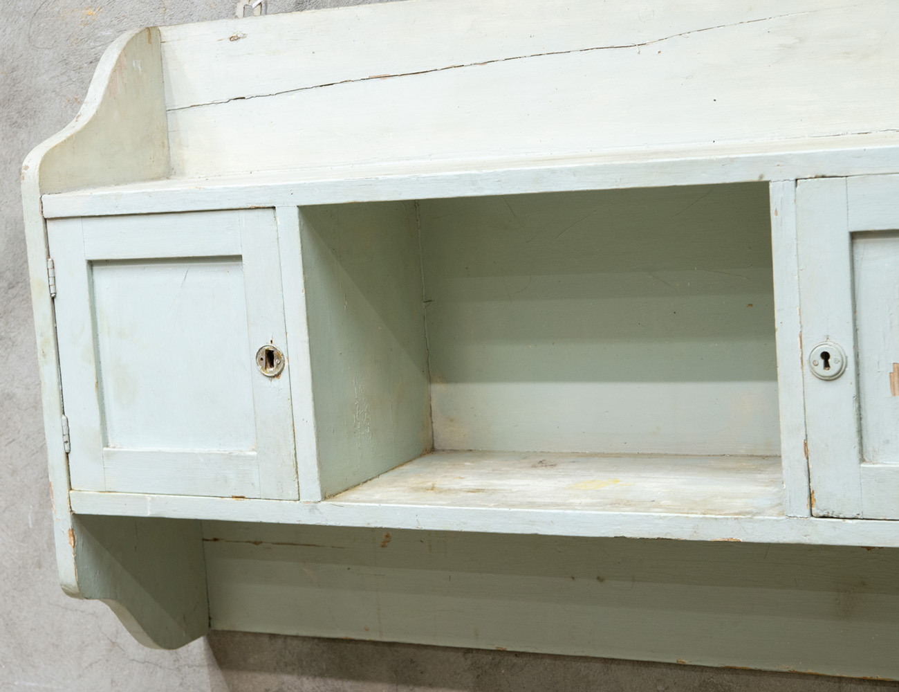 Старинная навесная полка