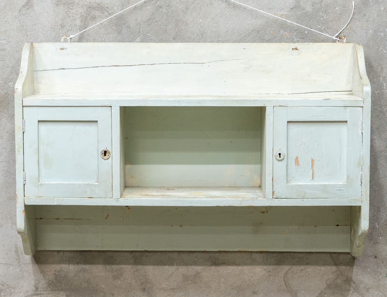 Старинная навесная полка