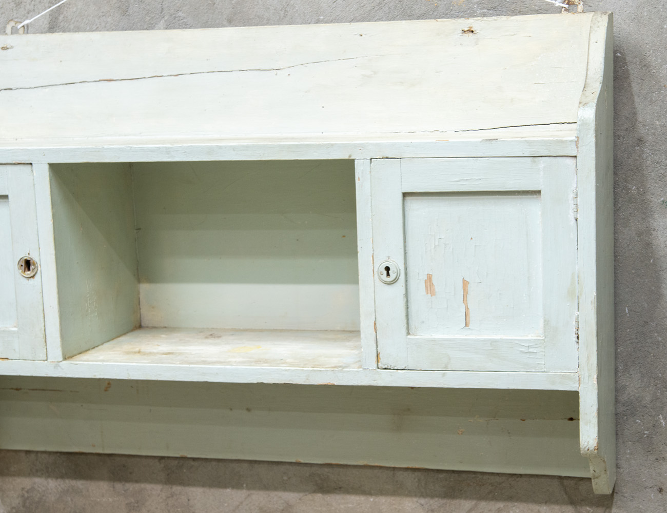 Старинная навесная полка