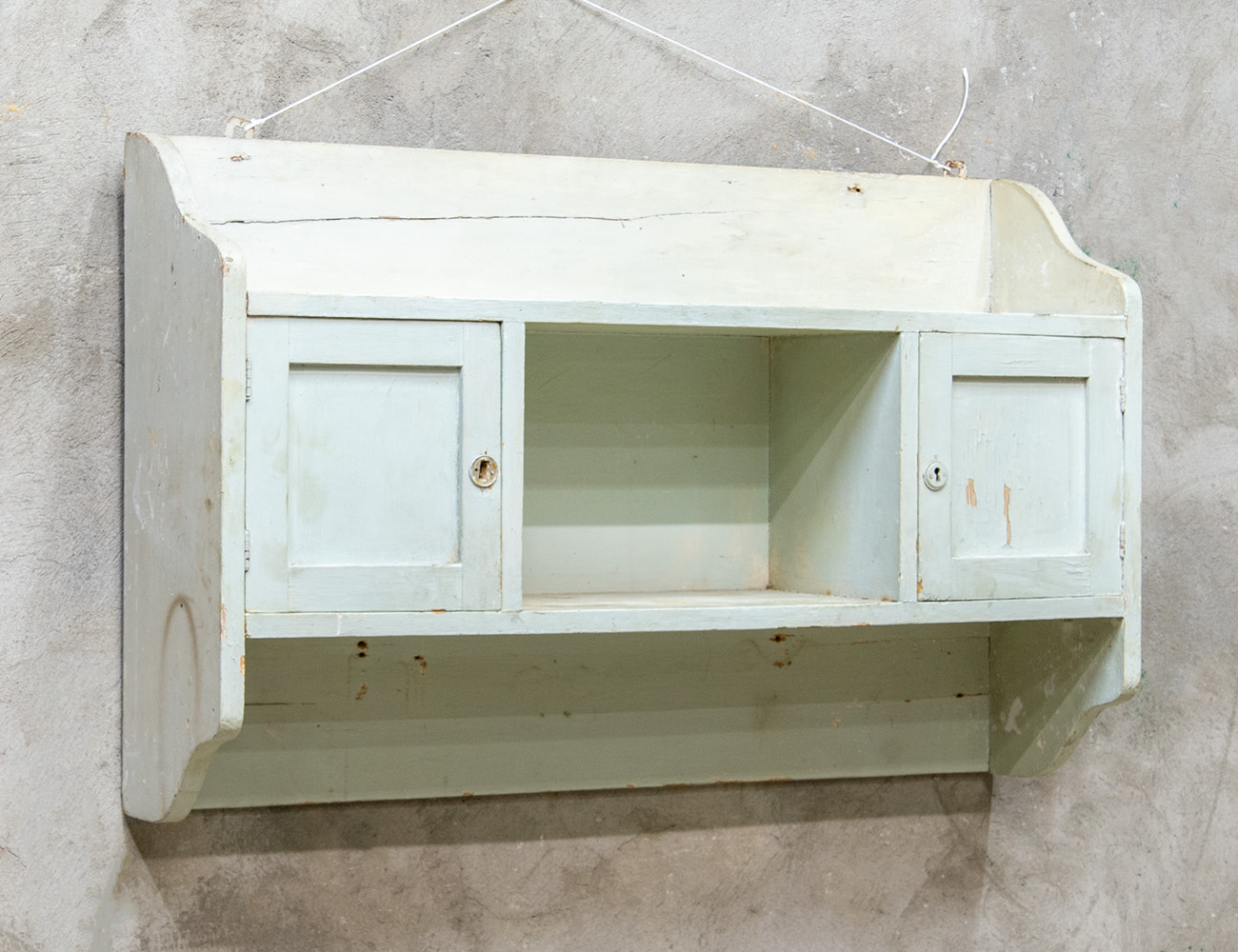 Старинная навесная полка