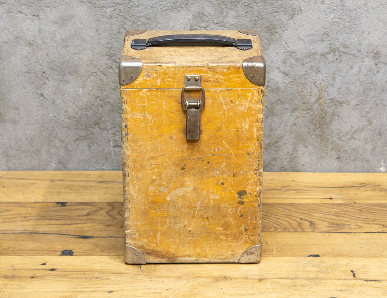 Старинный кофр от оборудования