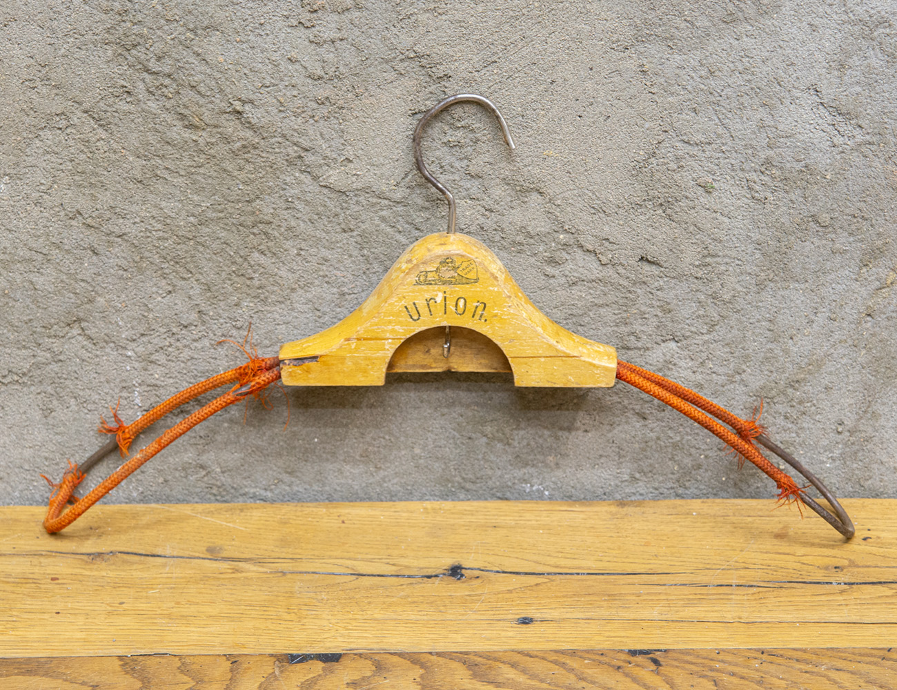 Старинные плечики для одежды Urion