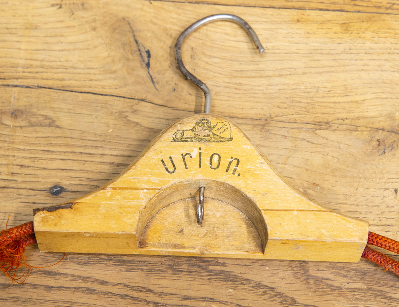 Старинные плечики для одежды Urion