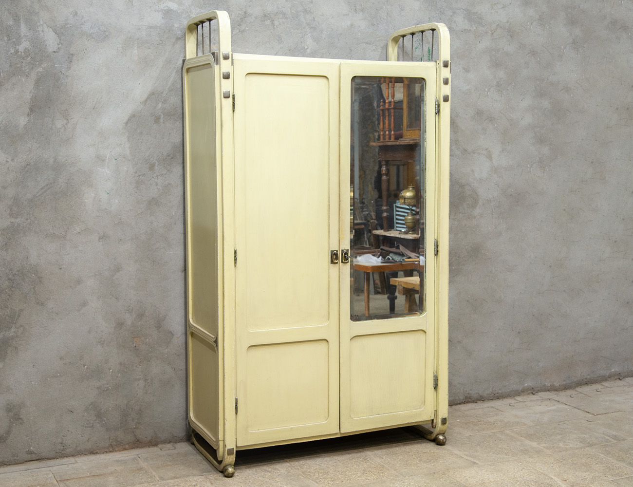 Антикварный платяной шкаф, Коломан Мозер