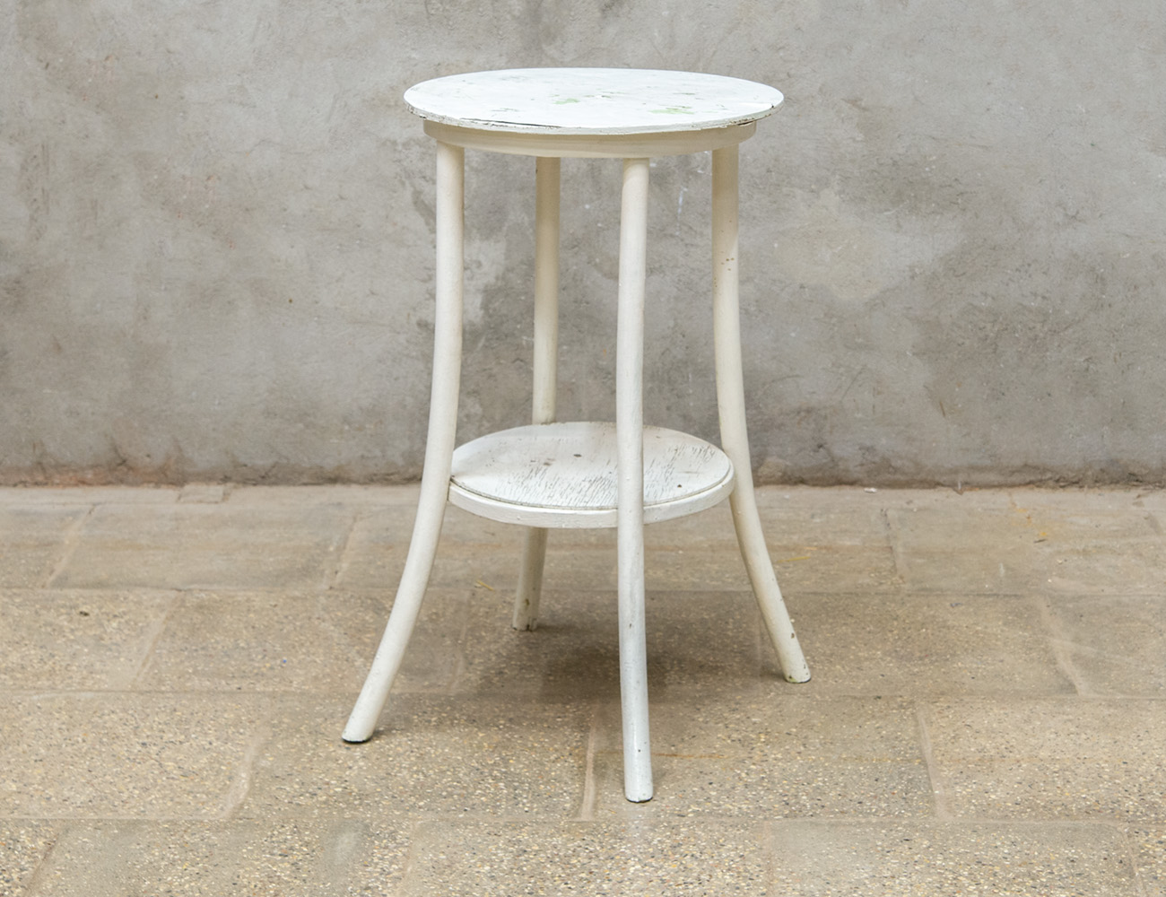 Старинный круглый столик