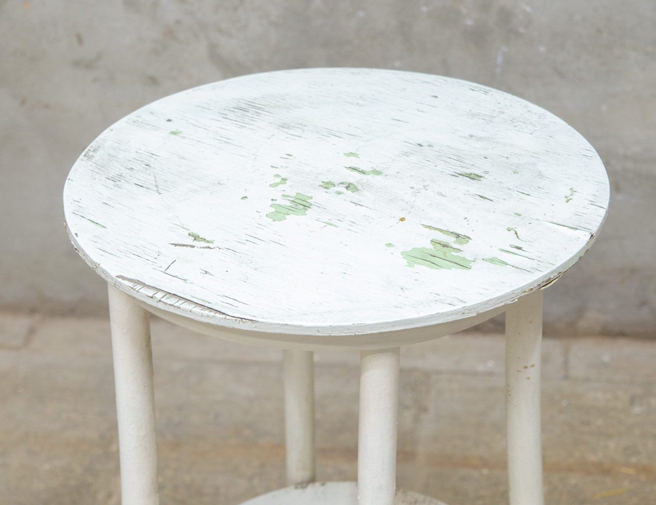 Старинный круглый столик