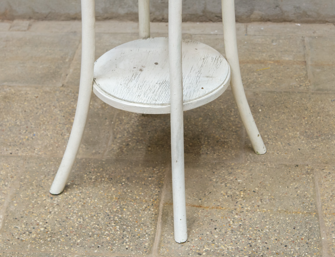 Старинный круглый столик