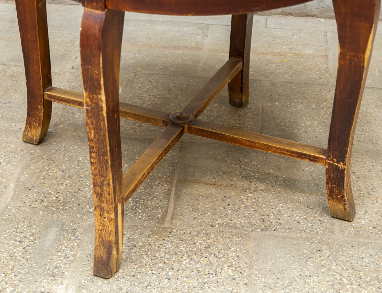 Старинный круглый обеденный стол