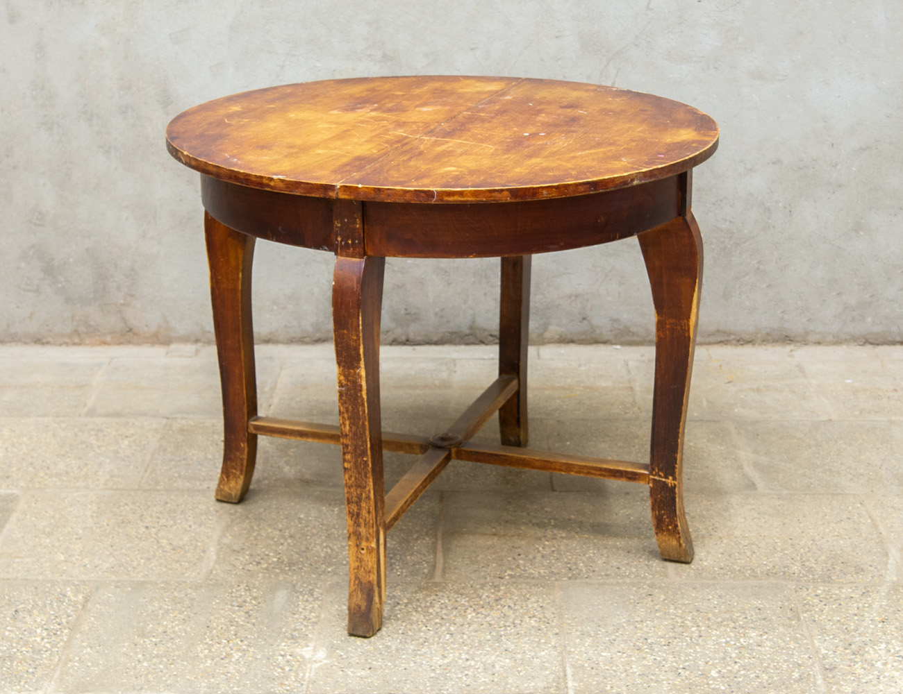 Старинный круглый обеденный стол