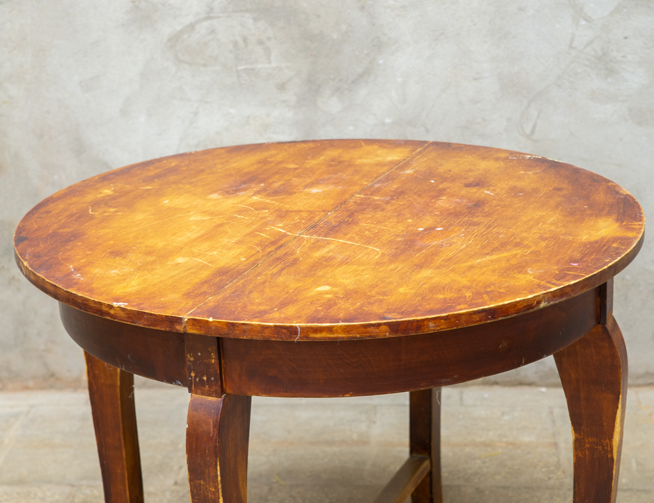 Старинный круглый обеденный стол