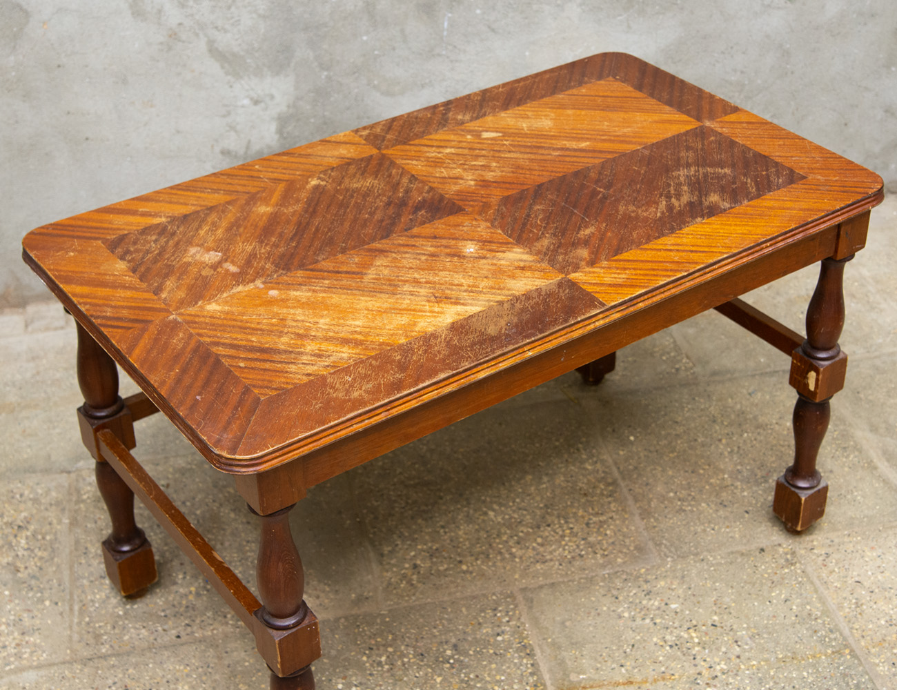 Винтажный журнальный стол