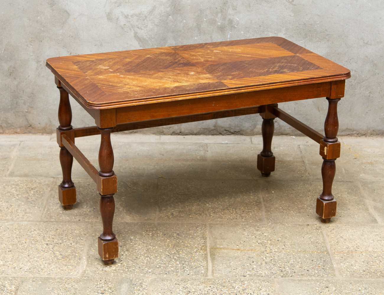 Винтажный журнальный стол