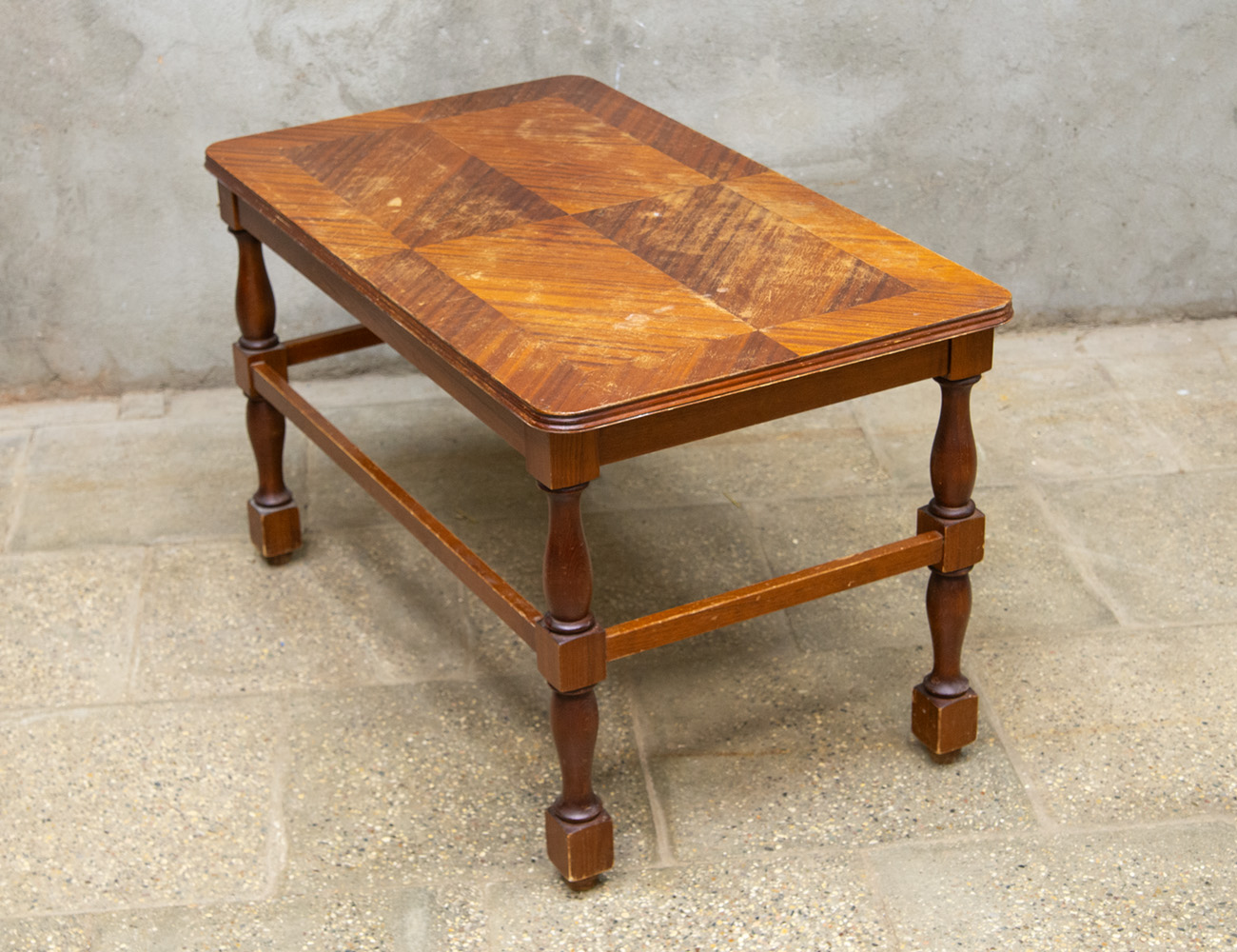 Винтажный журнальный стол