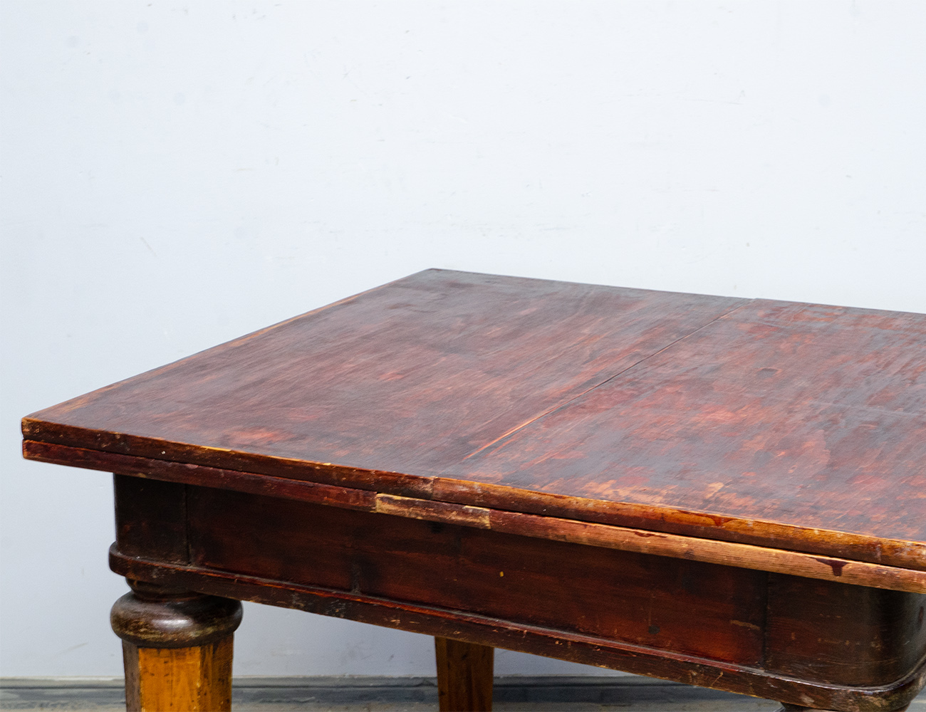 Старинный обеденный стол