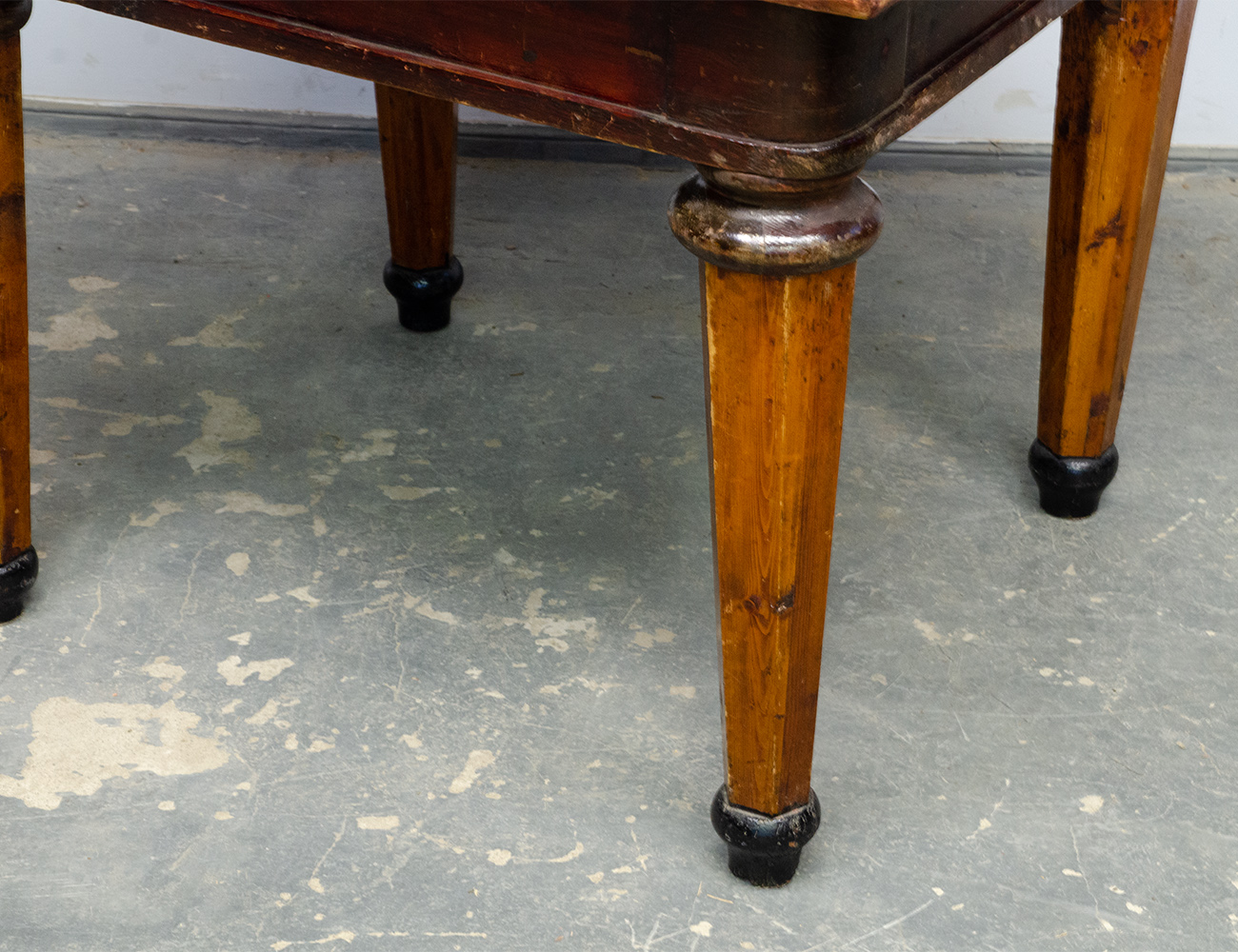 Старинный обеденный стол