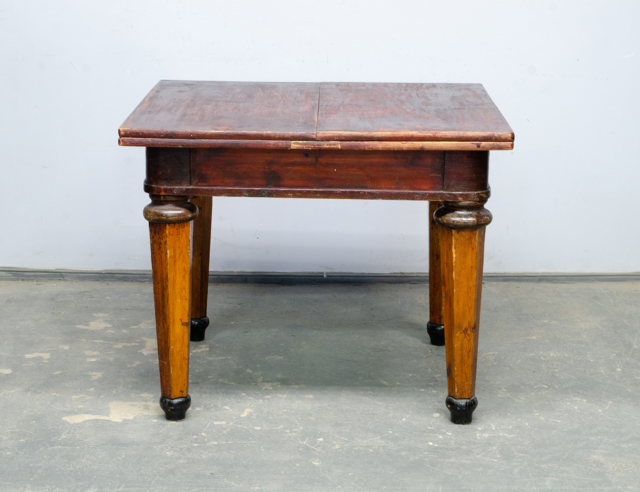 Старинный обеденный стол