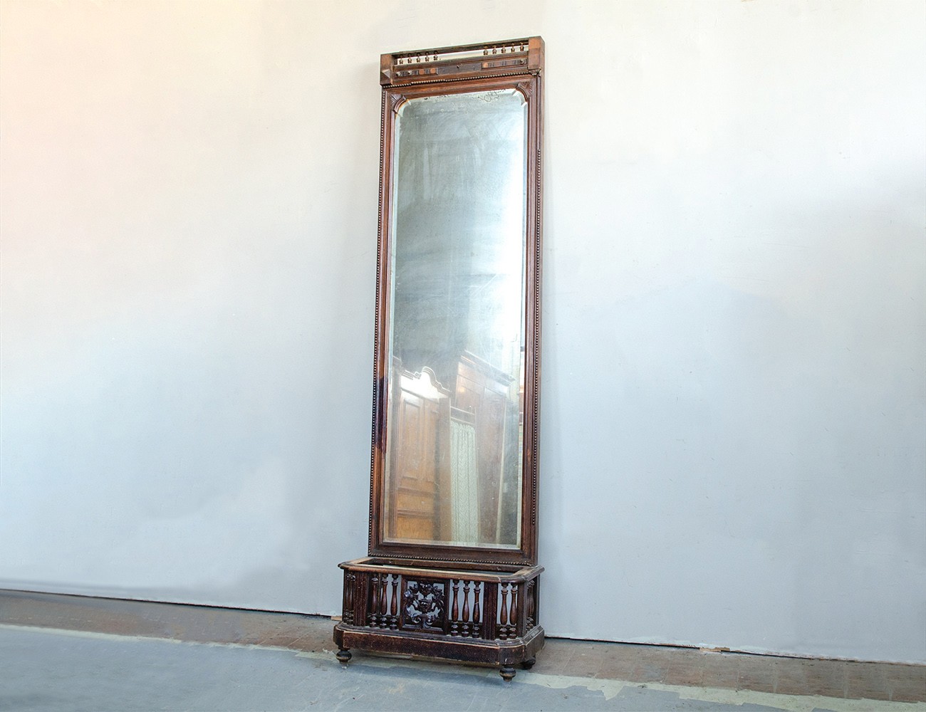 Простеночное зеркало с жардиньеркой, 19 век