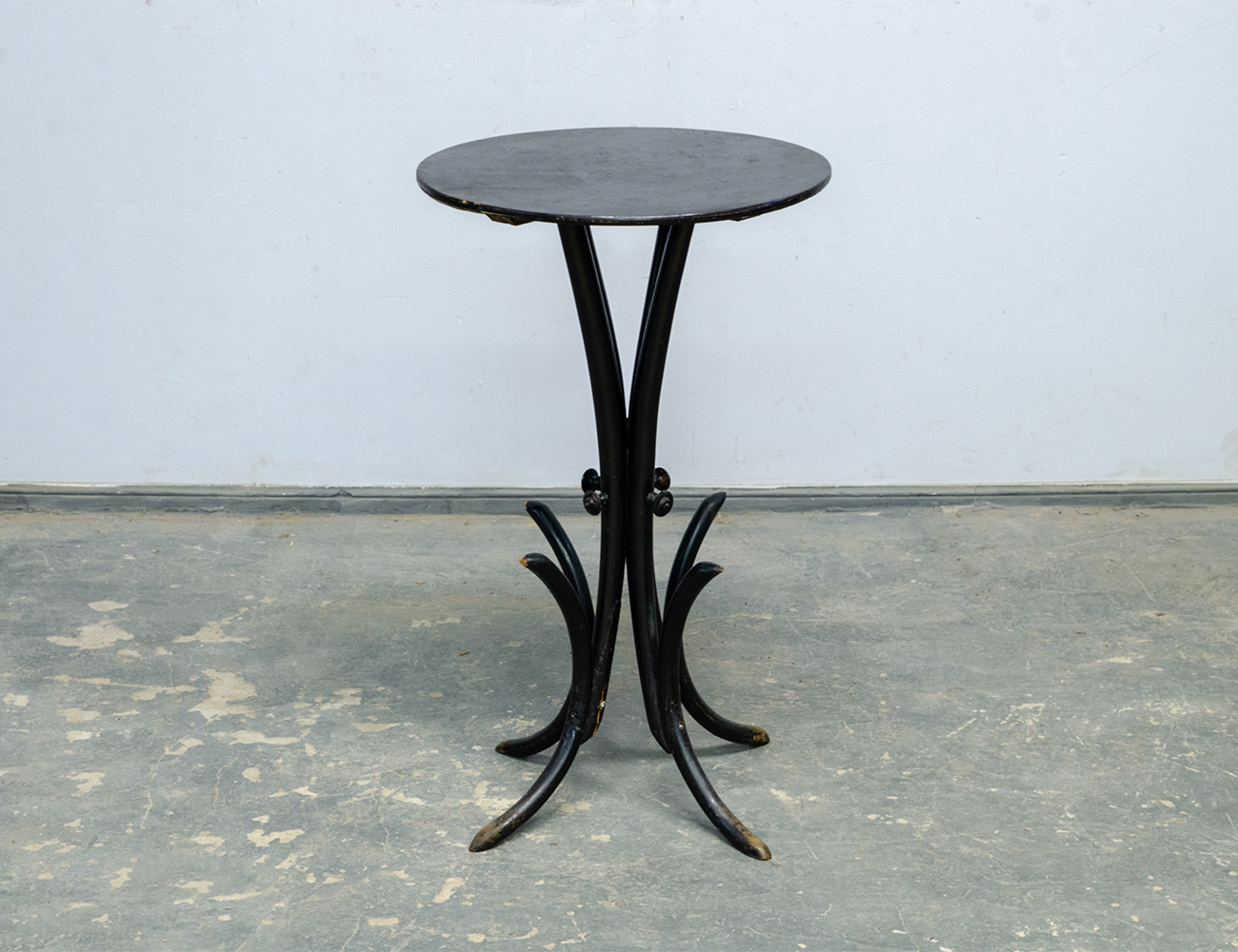 Круглый столик №1 фирмы Войцеховъ