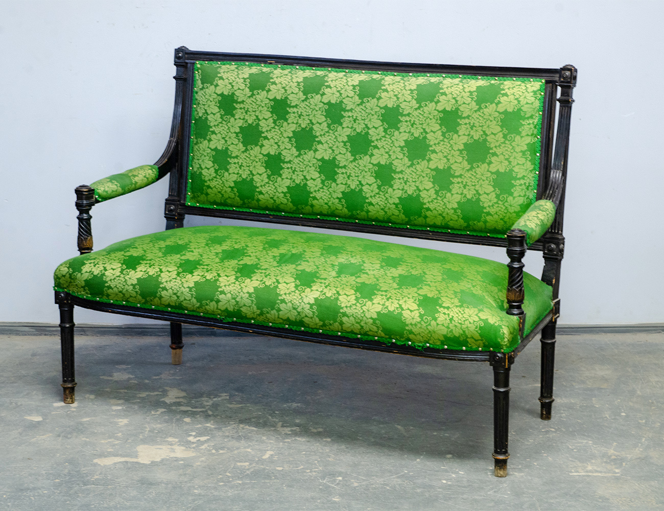 Антикварный диван 19 века