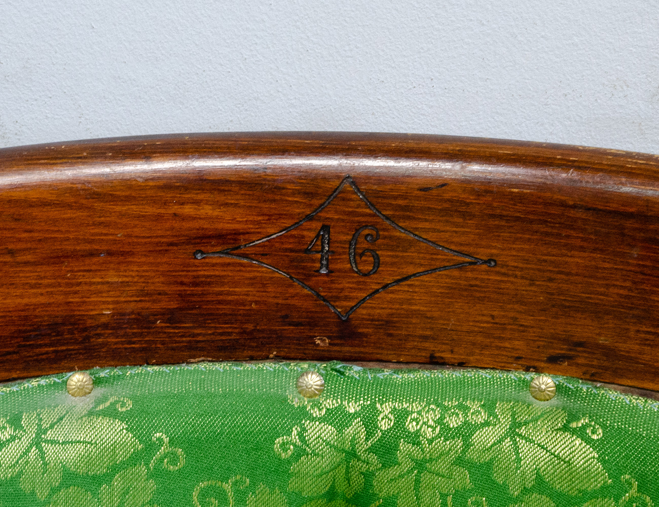 Антикварное кресло