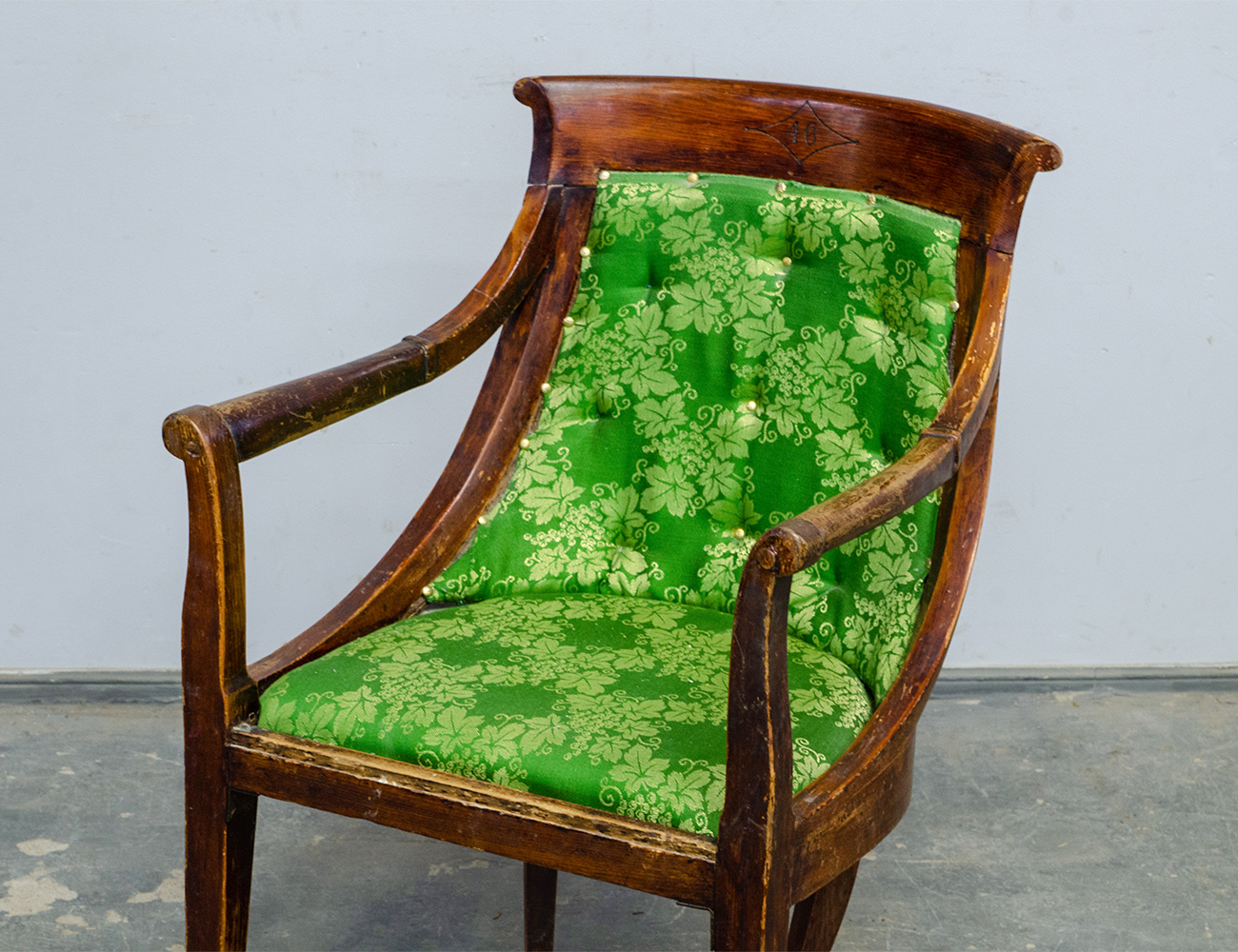 Антикварное кресло