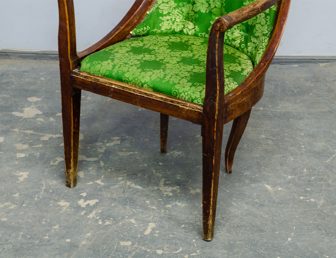 Антикварное кресло