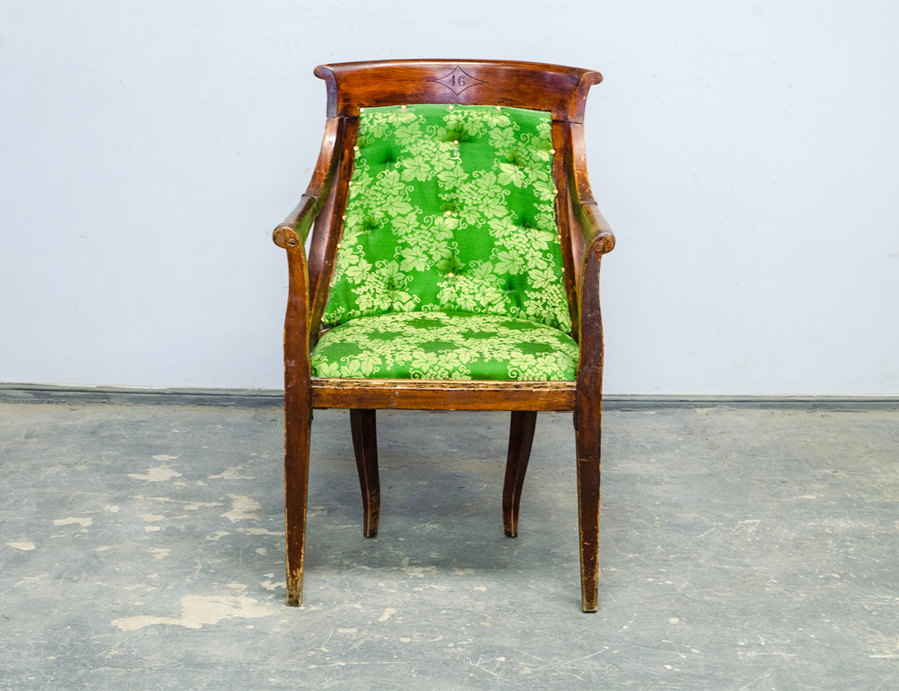 Антикварное кресло