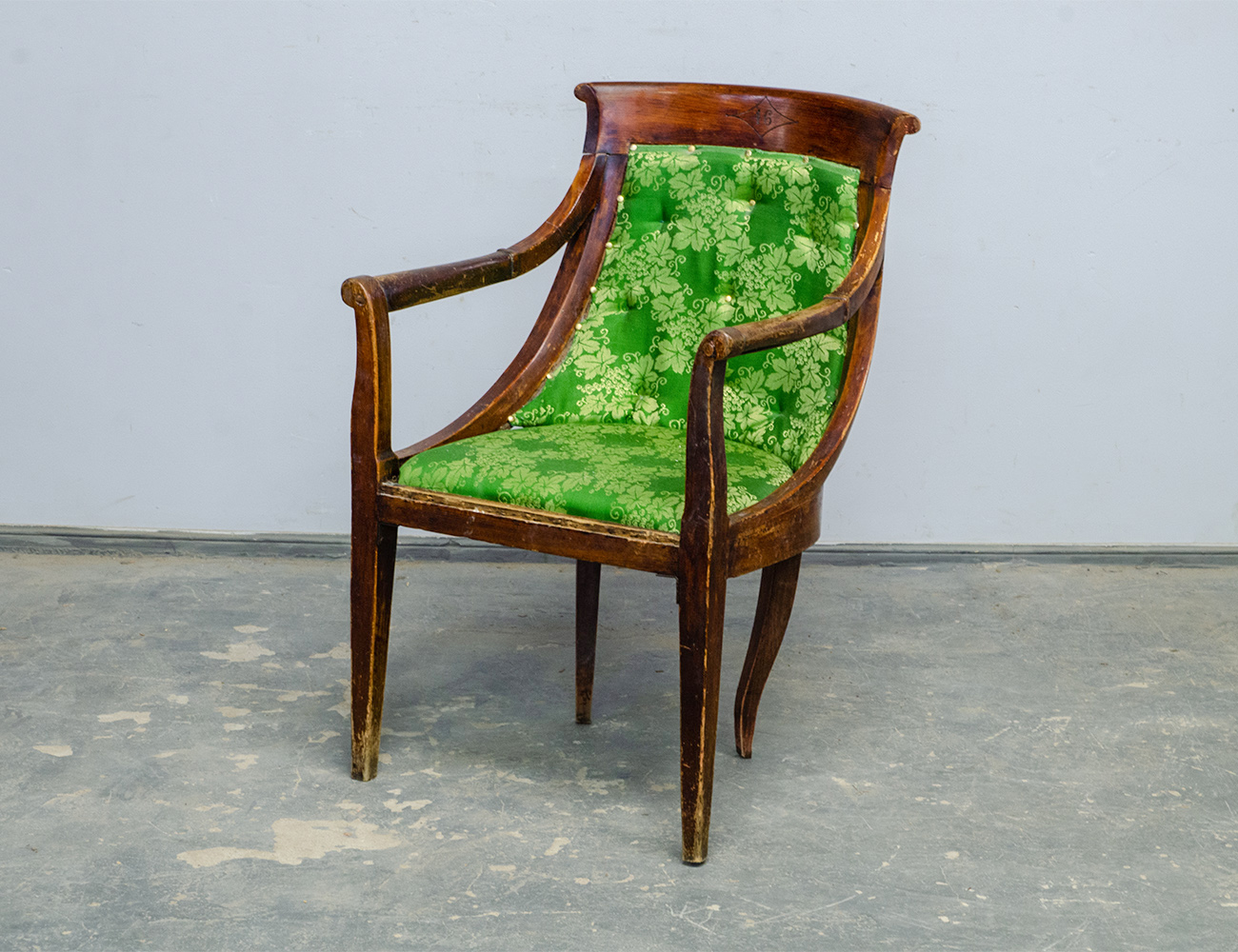 Антикварное кресло