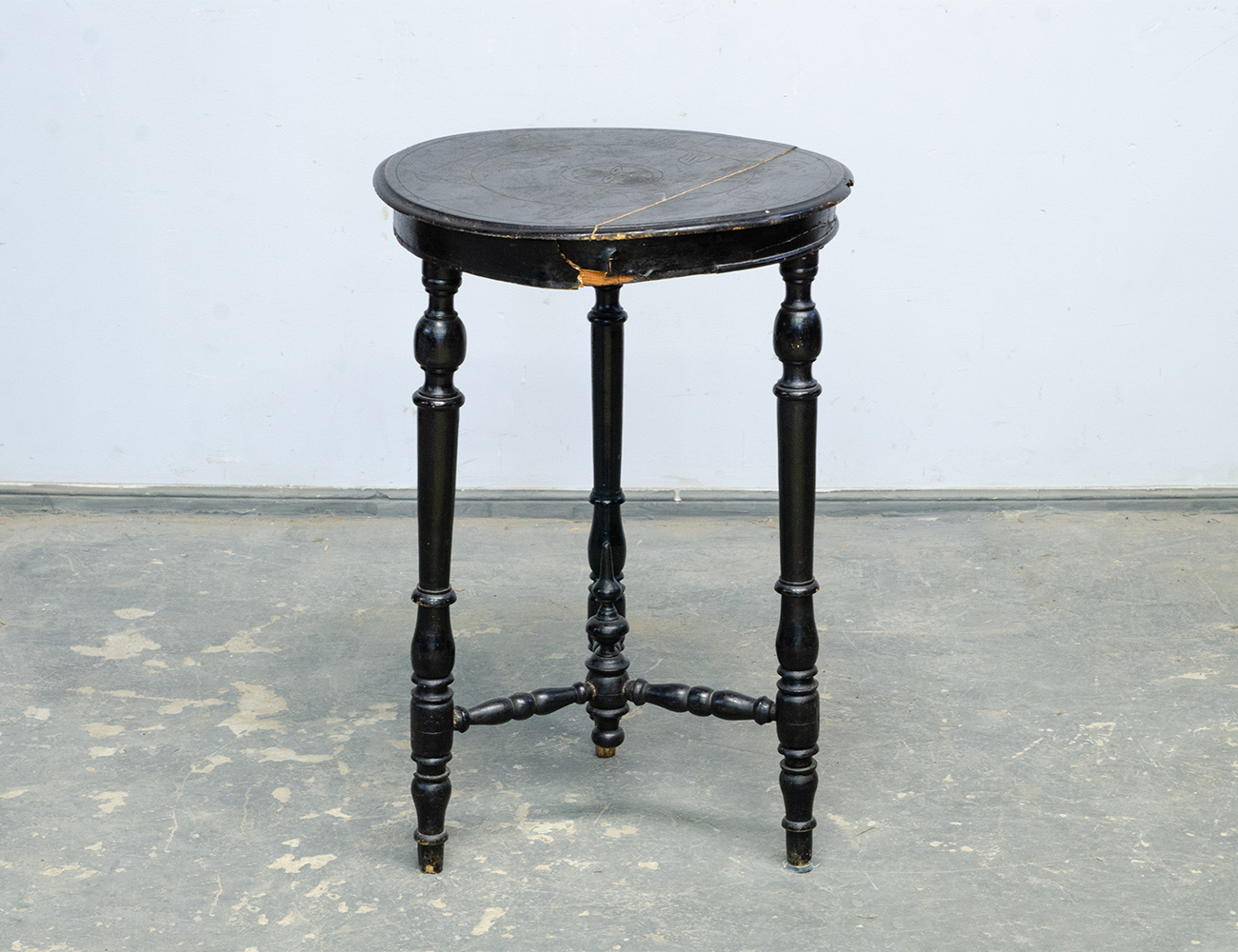 Антикварный столик 19 века