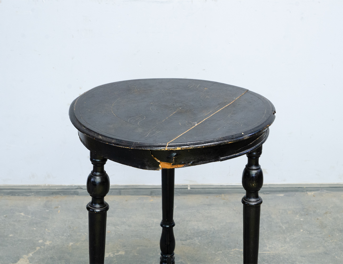 Антикварный столик 19 века