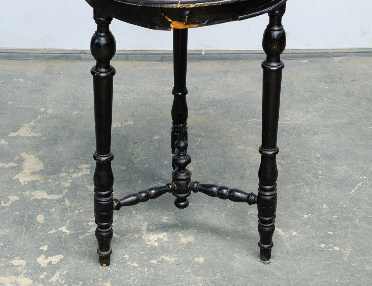 Антикварный столик 19 века