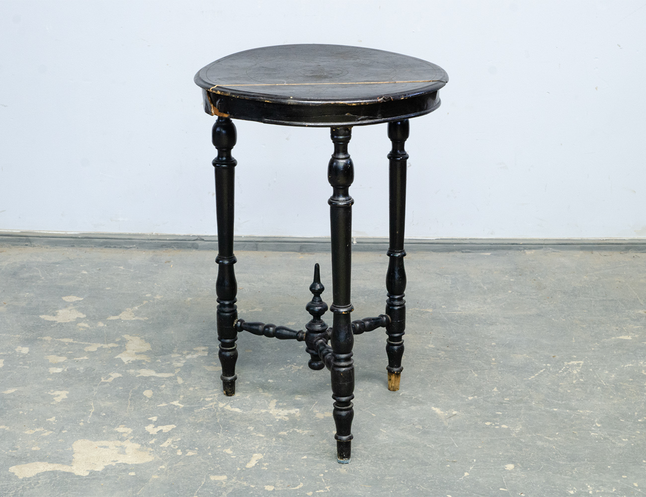 Антикварный столик 19 века