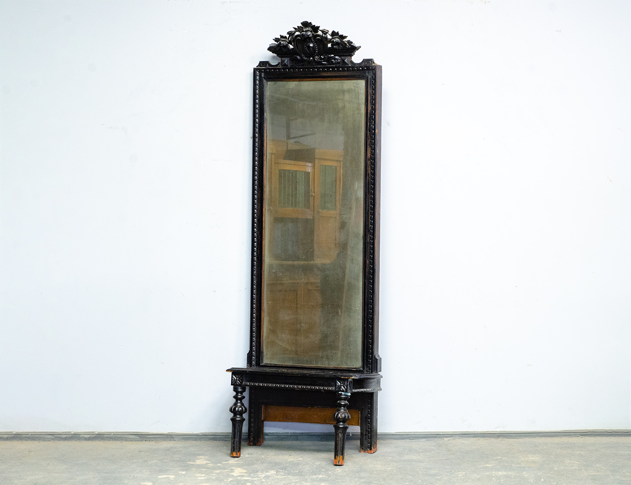 Антикварное простеночное зеркало